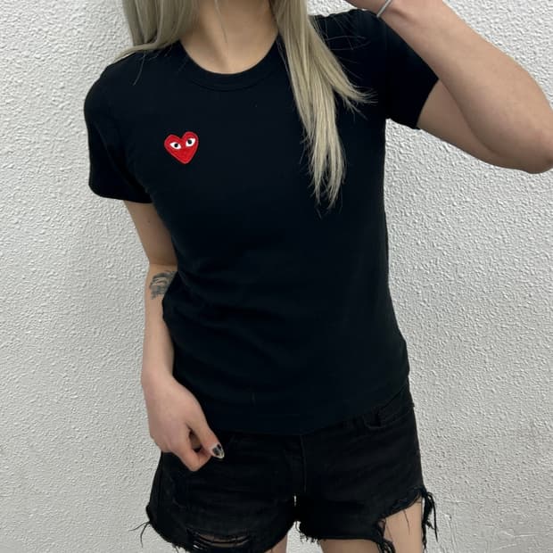 꼼데가르송 딱붙핏 하트와펜 블랙 반팔티 S