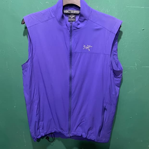 아크테릭스 퍼플 바람막이 베스트 S