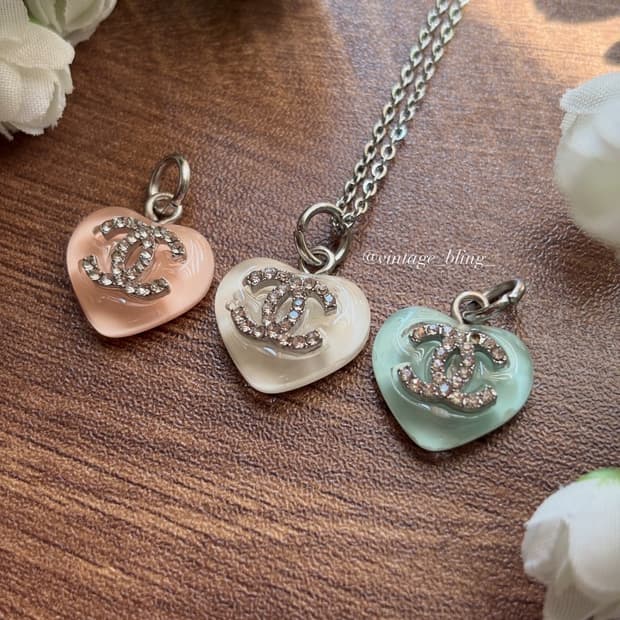 샤넬 크리스탈 파스텔 하트 실버 목걸이