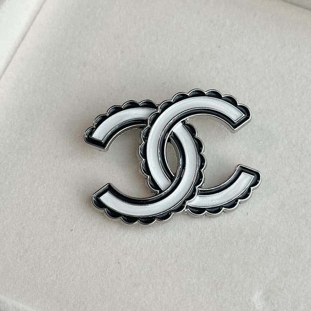 샤넬 블랙베리 브로치