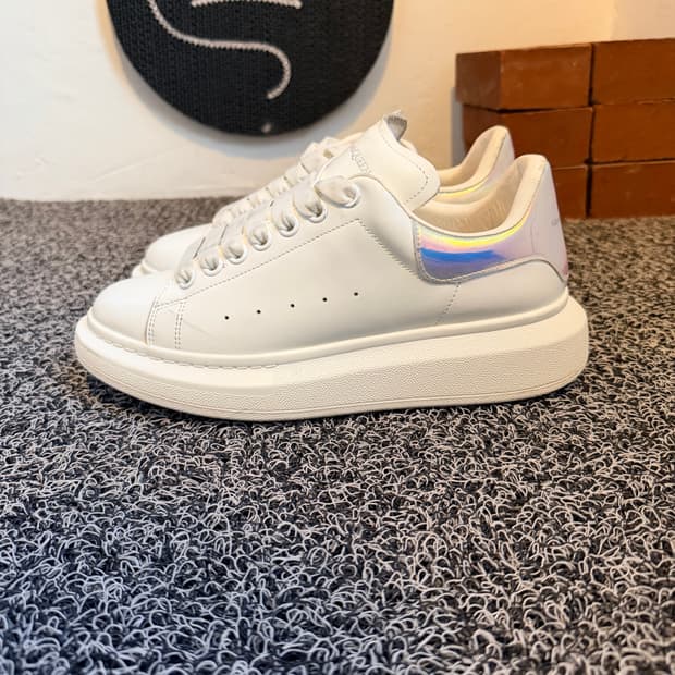 알렉산더 맥퀸 오버사이즈 스니커즈 - 홀로그램 탭 (39사이즈)