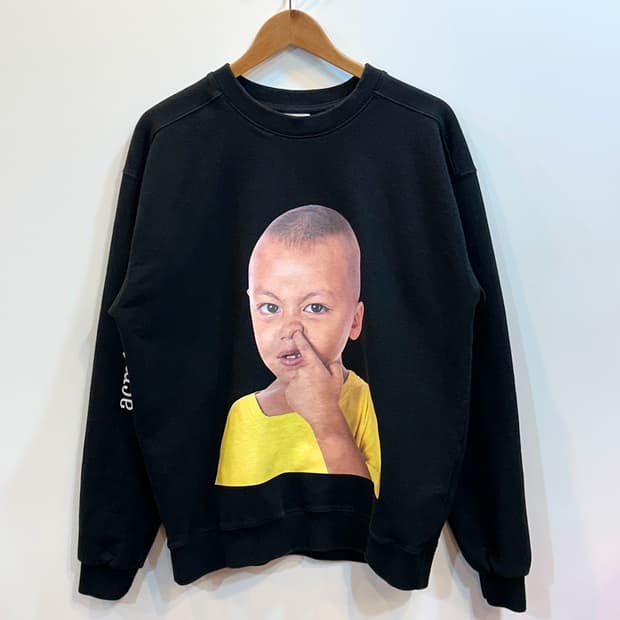 아크메드라비 베이비 페이스 블랙 맨투맨