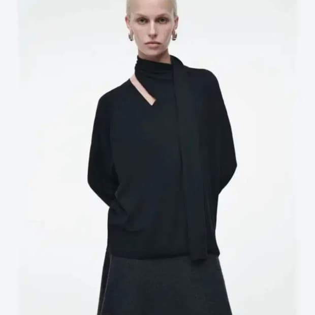 구해요) cos 코스 스카프디테일 니트 블루 블랙