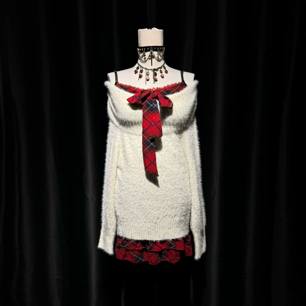 화이트 앙고라 오프숄더