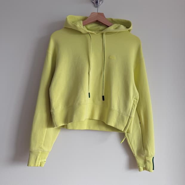 라코스테(LACOSTE) 네온 크롭 후드