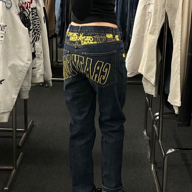 M) CRAZY BOMB 후면 자수 진청 데님 팬츠