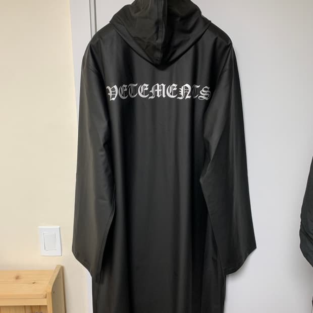 신품 21FW 베트멍 고딕 로고 레인코트