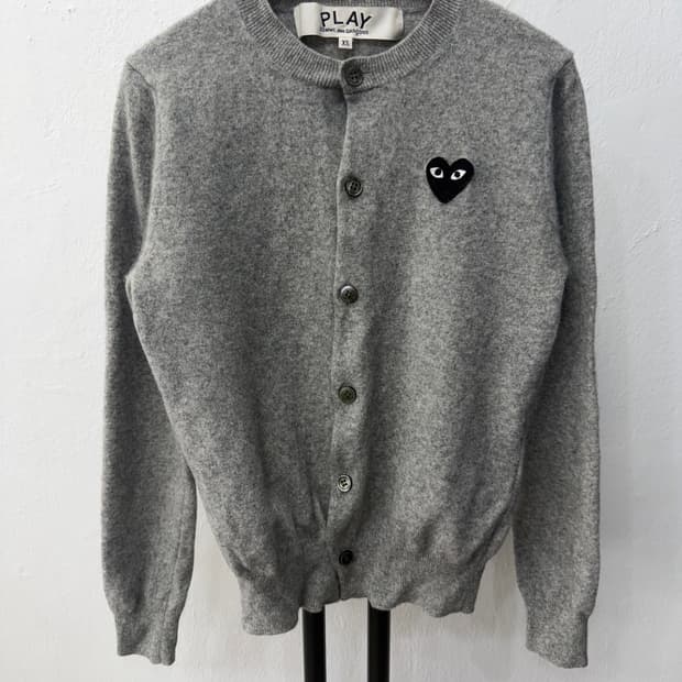 정품) 꼼데가르송 25ss 하트 블랙와펜 가디건 그레이 XS