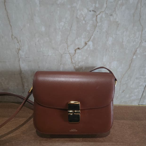 A.P.C. 그레이스 스몰백 브라운