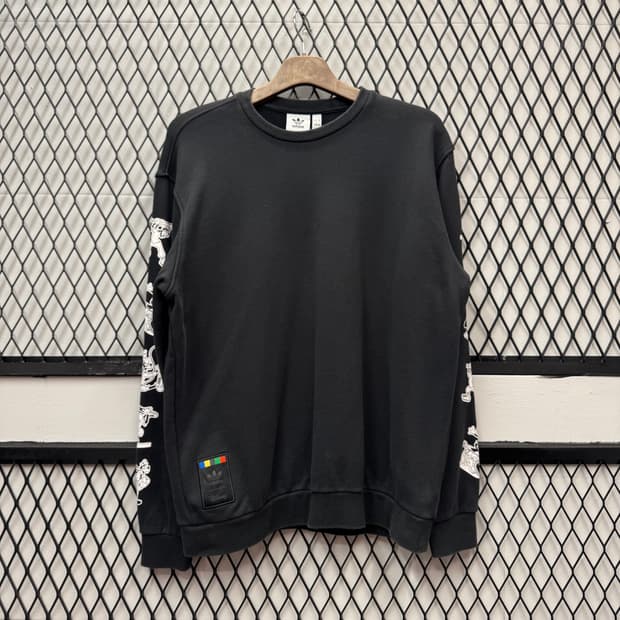 아디다스 X 디즈니 롱 슬리브 사이드 구피 프린팅 디테일 블랙