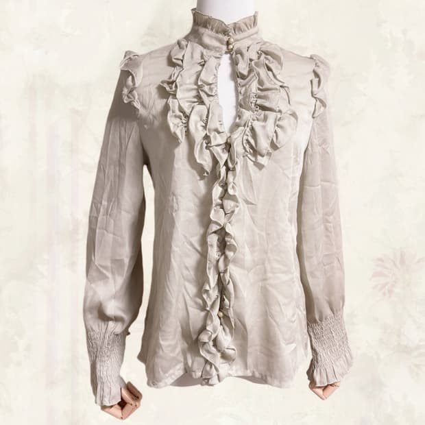 (이체시에눌)일본 히메갸루 프릴 레이스 진주 금장단추 카키베이지 블라우스