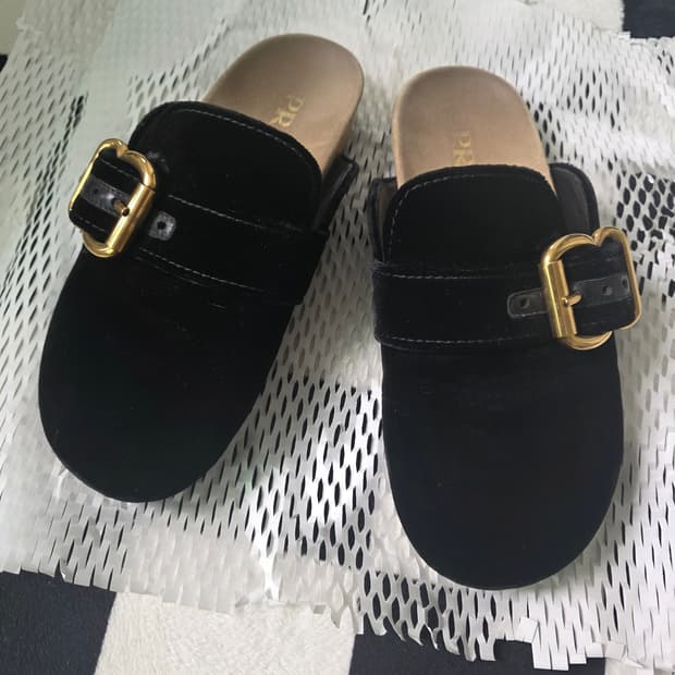 프라다 벨벳 뮬 230