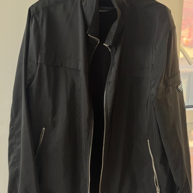 프라다 나일론 바람막이 블랙