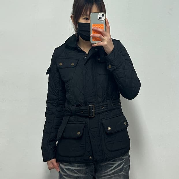 바버 우먼스 인터내셔널 퀼팅 벨티드 자켓