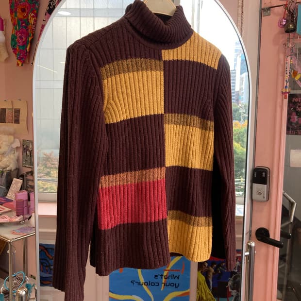 브라운 배색 패턴 목폴라 니트