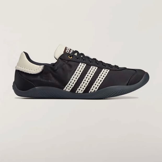 아디다스 웨일즈보너 카린타 로 새틴 슈즈 코어블랙 IH7259