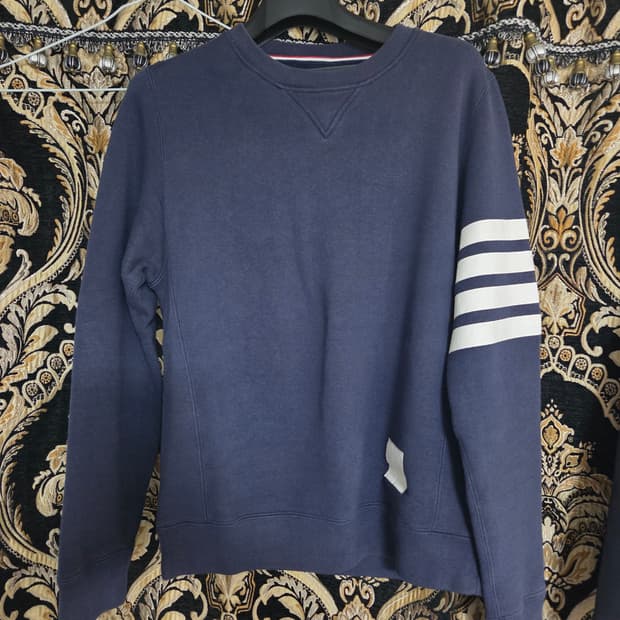 [정품] 톰브라운 사선 완장 맨투맨 네이비 S