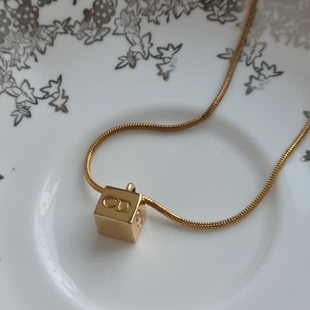 디올 금장 CD 로고 큐브 목걸이