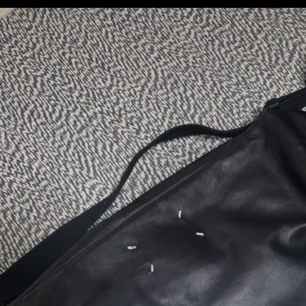 마르지엘라 레더 범백