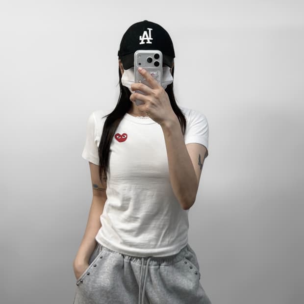 꼼데가르송 하트 와펜 반팔티 화이트