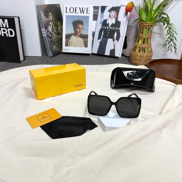 팬디 오버사이즈 스퀘어 블랙 선글라스