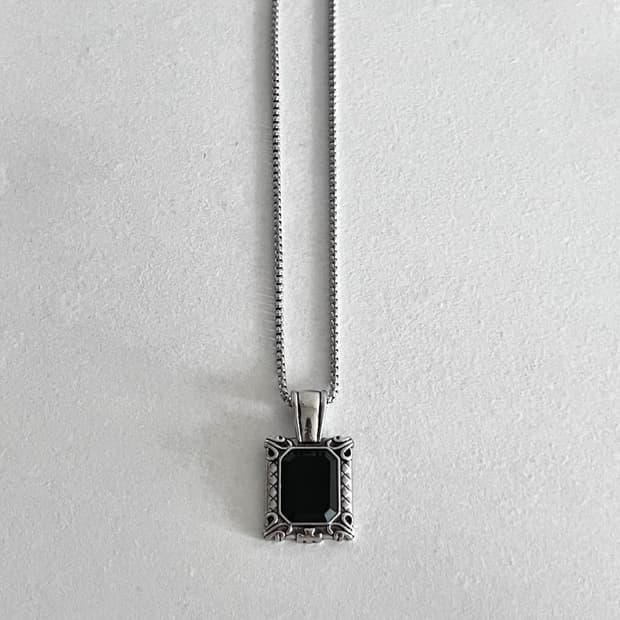 블랙 스퀘어 목걸이