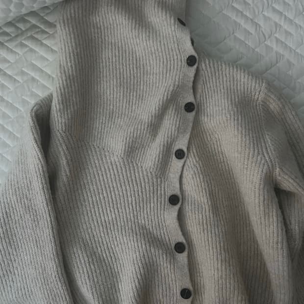 목폴라 단추 포인트 니트