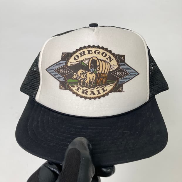 90s Trucker Hat (white/black)
