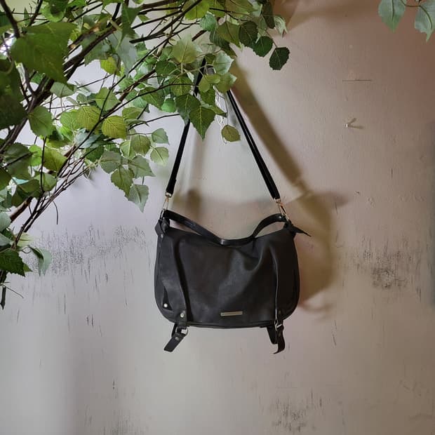 만다리나덕 레더 크로스백