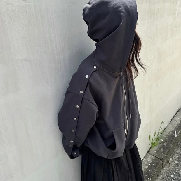 인사일런스 스냅 디테일 후드 집업