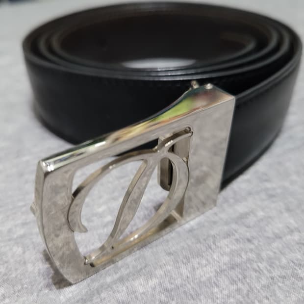 듀퐁 로고가 박힌 남성 벨트