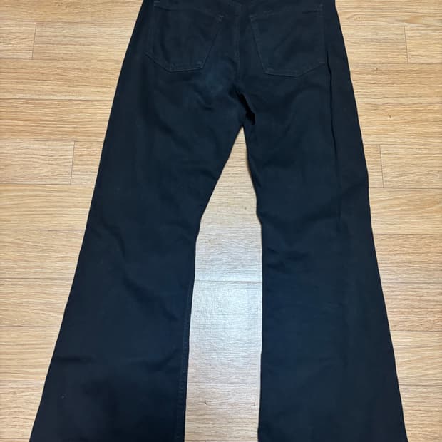 코스 블랙 부츠컷 청바지