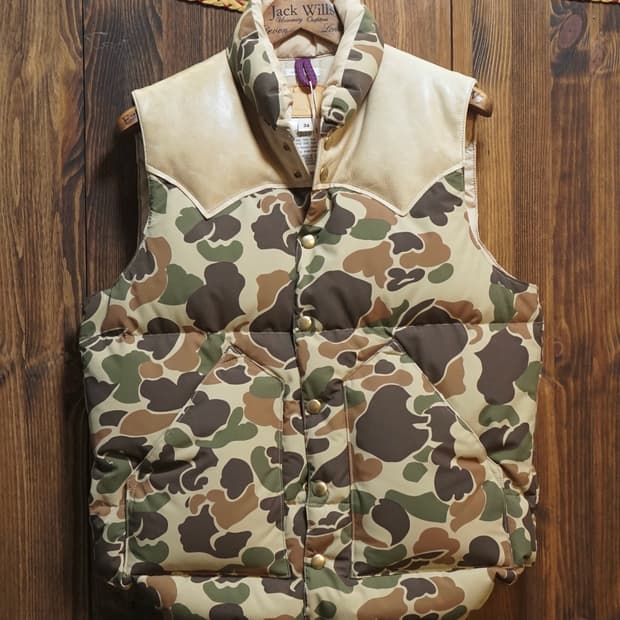 록키마운틴 X 웨어하우스 페더베드 카모 베스트