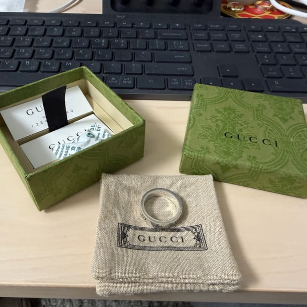 구찌 반지 비 인그레이브드 링 6mm 25호 팝니다.