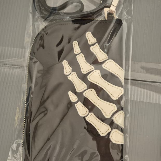 캐피탈 떰즈 업 본 핸드 집 넥 백 블랙 