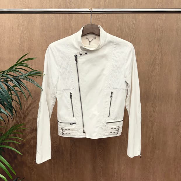 루이비통 하이넥 바이커 자켓 사선 지퍼 멀티 포켓 디테일 슬림핏 아이보리