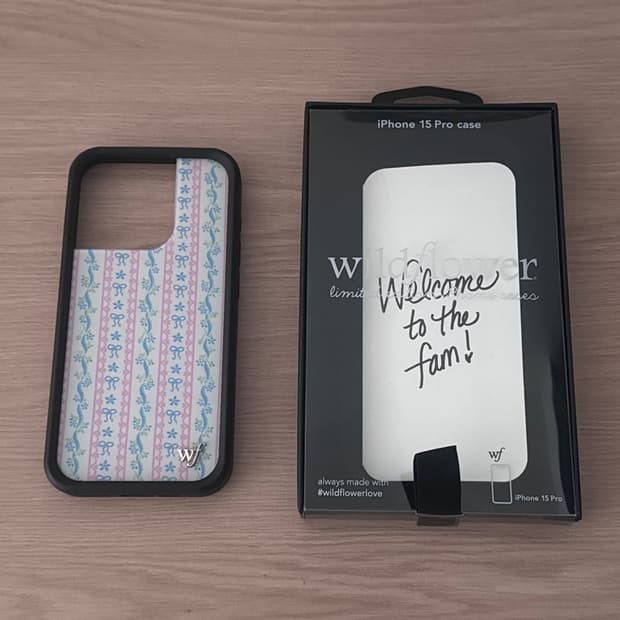 Wildflower 와일드플라워 Dollhouse 아이폰 15 Pro 케