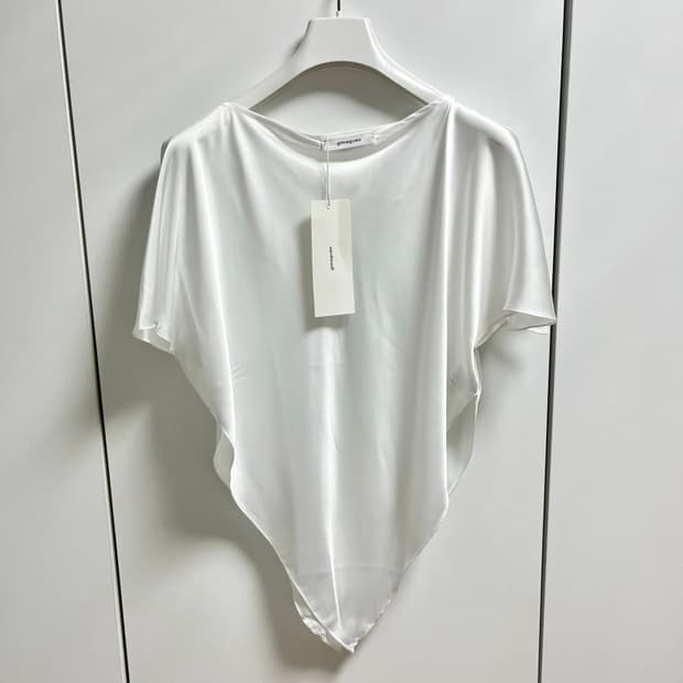 [S,M,L]기마구아스 Trikon 드레이프 탑/화이트