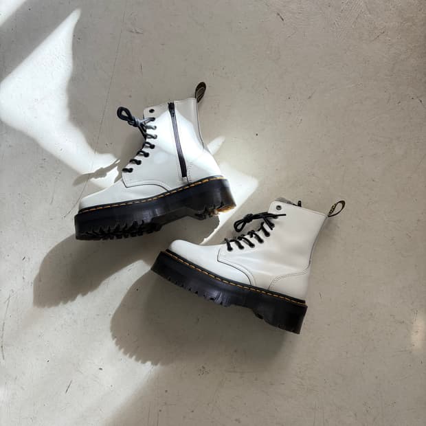 닥터마틴 제이든 폴리시드 스무스 8홀 부츠