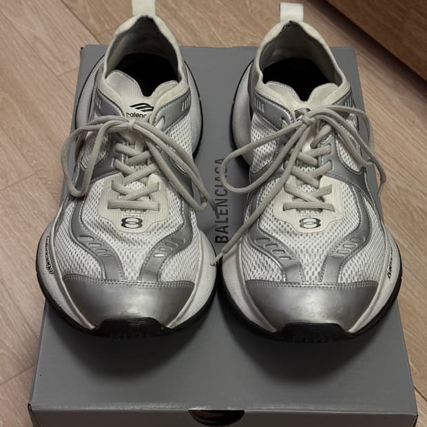 발렌시아가 서킷 스니커즈 44 실버