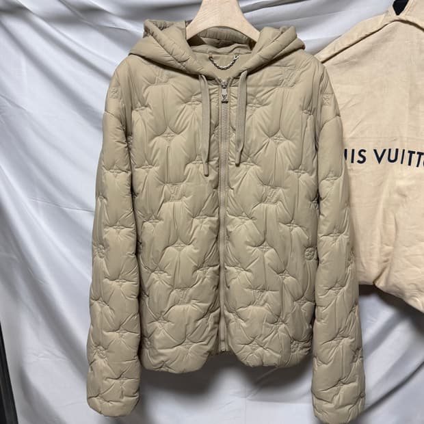 [S+급/50] 24FW 루이비통 모노그램 퀄티드 후드 패딩 자켓 베이지