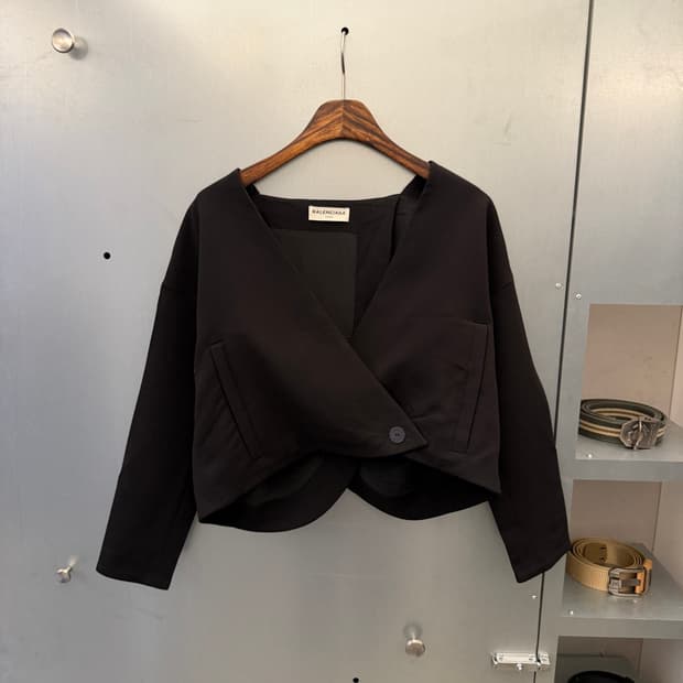 발렌시아가 13fw 크롭 랩 자켓