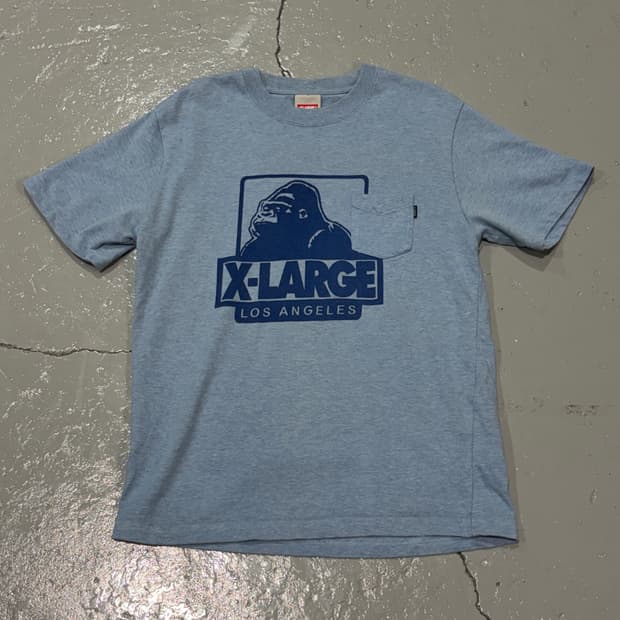 엑스라지(XLARGE) 라이트 블루 포켓 티셔츠