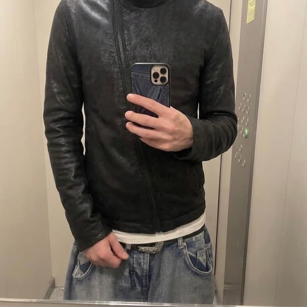 코데즈 컴바인 비대칭 하이넥 레더자켓 (폴리레더)