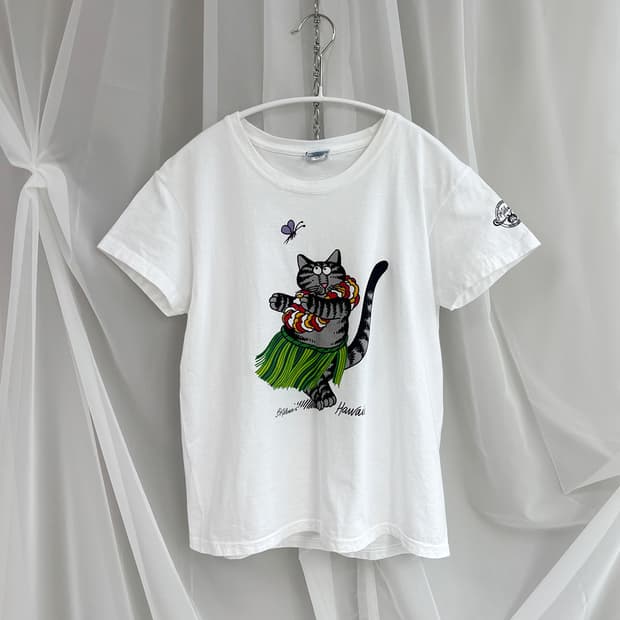 hawaiian dancing cat graphic t-shirt