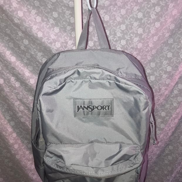💌 Jansport silver bag.