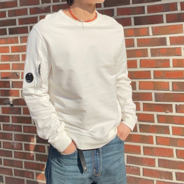 cp컴퍼니 렌즈 포켓 화이트 스웻셔츠 