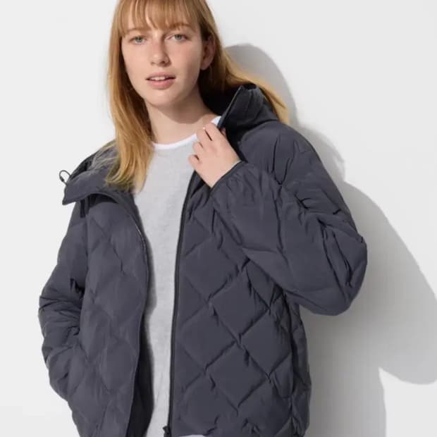 유니클로 경량패딩 다크그레이