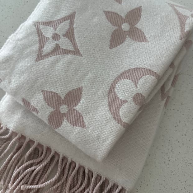 루이비통 머플러 LV에센셜 베쥬로즈