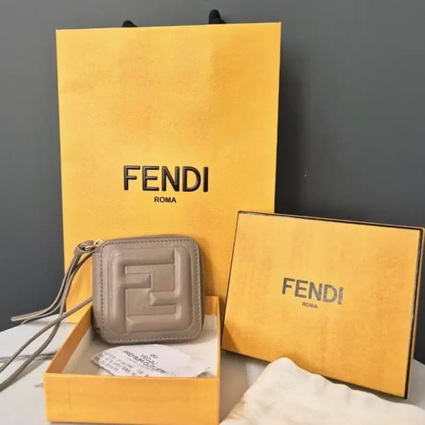 펜디 FF 큐브 엠보싱 스몰 지퍼 지갑